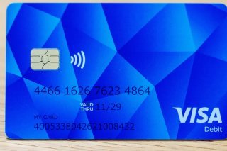 Visa revoit le montant des commissions à la baisse. (archive) KEYSTONE/DPA/ANDREAS ARNOLD